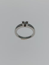 Cargar imagen en el visor de la galería, ANILLO ORO BLANCO 1ª LEY 18 KTES Y DIAMANTE 1411560BS