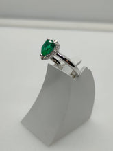 Cargar imagen en el visor de la galería, ANILLO ORO 1ª LEY 18 KTES CON DIAMANTES Y ESMERALDA 145443EBS