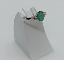 Cargar imagen en el visor de la galería, ANILLO ORO 1ª LEY 18 KTES CON DIAMANTES Y ESMERALDA 567795EBS