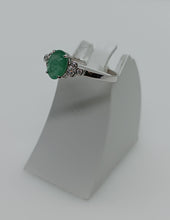 Cargar imagen en el visor de la galería, ANILLO ORO 1ª LEY 18 KTES CON DIAMANTES Y ESMERALDA 567795EBS