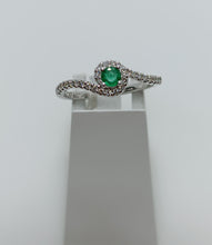 Cargar imagen en el visor de la galería, ANILLO ORO 1ª LEY 18 KTES CON DIAMANTES Y ESMERALDA 1413217EBS